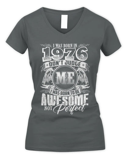 1976 HH89-K2 – Awesome Birth Year Quote T-Shirt - Women's V-Neck T-Shirt - Charcoal