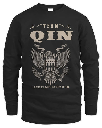 QIN TP06-K82 – Personalized Classic Style Apparel “Team NAME Lifetime Member” - Men's Long Sleeved T-Shirt - Black