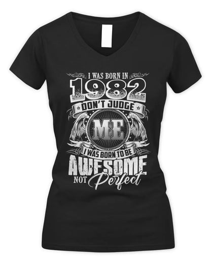 1982 HH89-K2 – Awesome Birth Year Quote T-Shirt - Women's V-Neck T-Shirt - Black